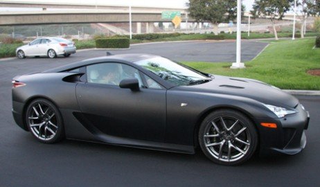 Acha que o envelopamento fosco fica feio? Dá uma olhada nesse carro de luxo! Beleza de uma pintura fosca em um carro