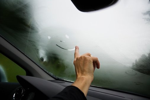 O vidro embaçado no carro é um perigo para a direção! Perigos de dirigir com o vidro do carro embaçado