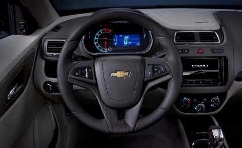 Cobalt 2012 investe em conforto Painel e volante