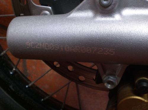 Vacina anti furto em um escapamento de moto Vacina anti furto