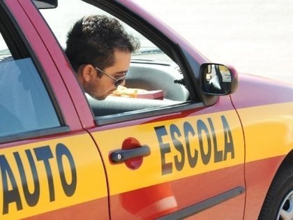 Como e aonde encontrar uma auto-escola barata? Como escolher uma boa auto-escola?