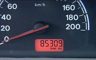Imagem do marcador de quilometragem e velocidade Como funciona o odômetro do carro?