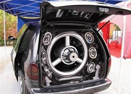 Imagem de um carro com som poderoso! Como escolher um som para seu carro?