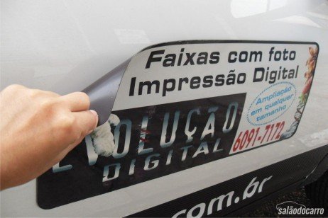Não se desespere, pois adesivos saem com facilidade! Removendo adesivos do veículo corretamente