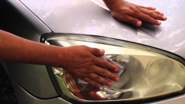 Use os produtos certos e você terá um farol limpo rapidamente! Como limpar faróis amarelados e embaçados
