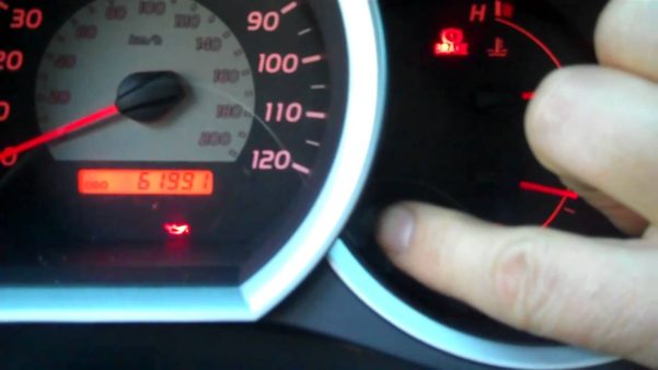 Troquei o óleo do motor e a luz continua acesa, e agora? Luz do óleo acesa no painel depois de troca