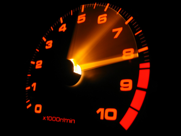 O que pode causar o motor acelerando sozinho? Motor acelerando sozinho
