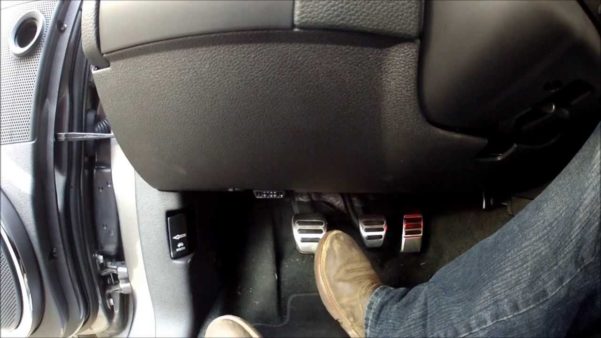 Barulho ao pisar na embreagem, o que pode ser? Problema na embreagem do carro