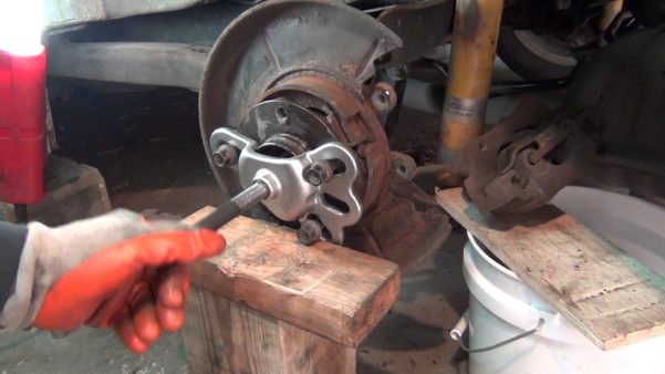 Como remover o cubo de roda? Remoção do cubo de roda