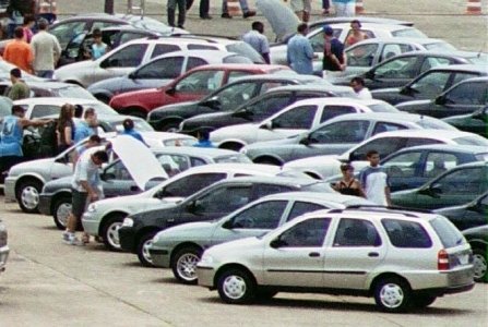 Em feiras de carros, tome cuidado ao decidir comprar um veículo usado! Cuidados ao comprar carros usados