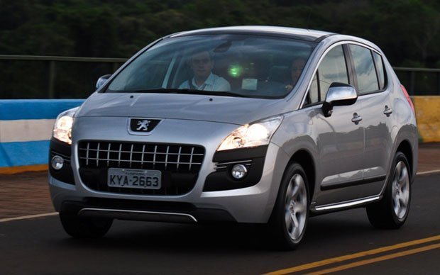 O modelo 3008 da francesa Peugeot apresenta linhas familiares, mas um grande espaço interno Design do Peugeot 3008