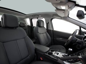 Que tal esse teto solar do Peugeot? E ainda tem mais luxos para os motoristas desse grande veículo! Teto solar panorâmico Peugeot 3008