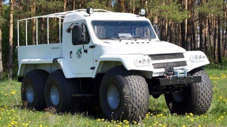 Carro russo anfíbio com 6 rodas