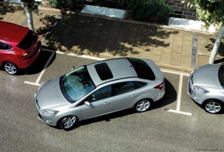 Tome cuidado ao usar a tecnologia Park Assist