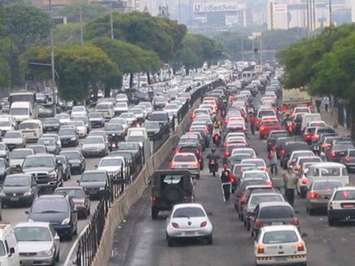 Trânsito intenso faz mal pro automóvel?