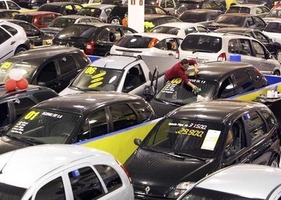 Compensar comprar carro no feirão de fábrica?