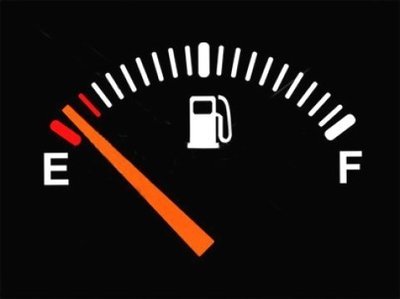 Andar com pouca gasolina é perigoso pro carro