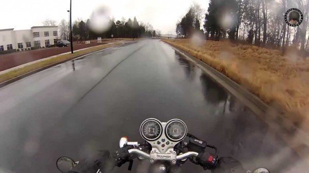 Chuva e pista molhada para motos