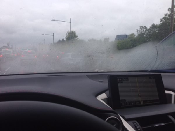 Desembaçando vidro de carro