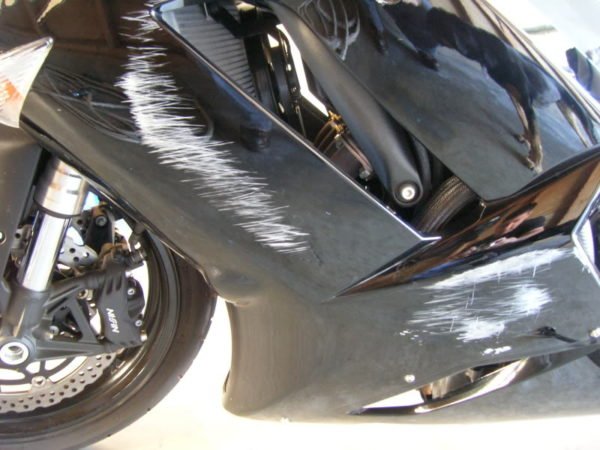 Reparando arranhões do plástico da moto