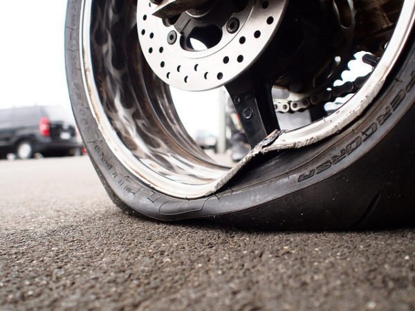 Atitude para pneu da moto furado