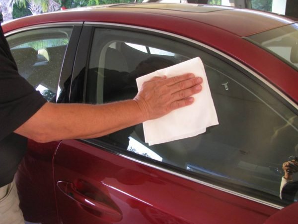 Como limpar os vidros dos carros