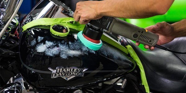 Encerando moto