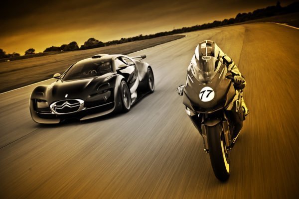 Carro com motor de moto