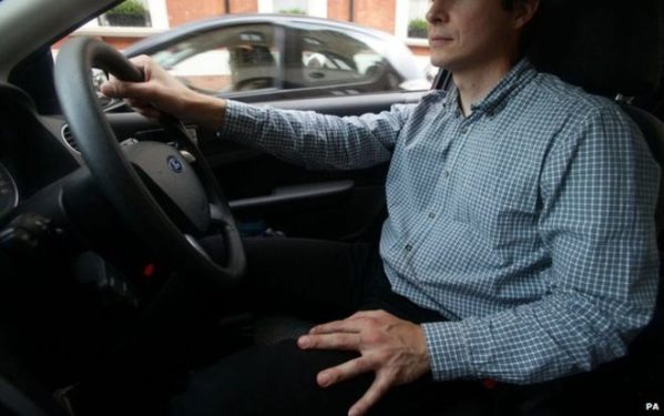 Dirigir carro sem cinto