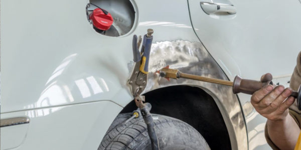 Reparo de carros por chapeamento