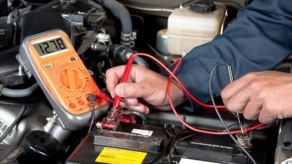 Trabalho do eletricista de carro