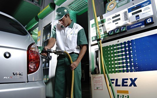 Misturar gasolina e álcool em veículos flex