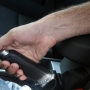 É errado usar o freio de mão como auxílio ao arrancar nas subidas?
